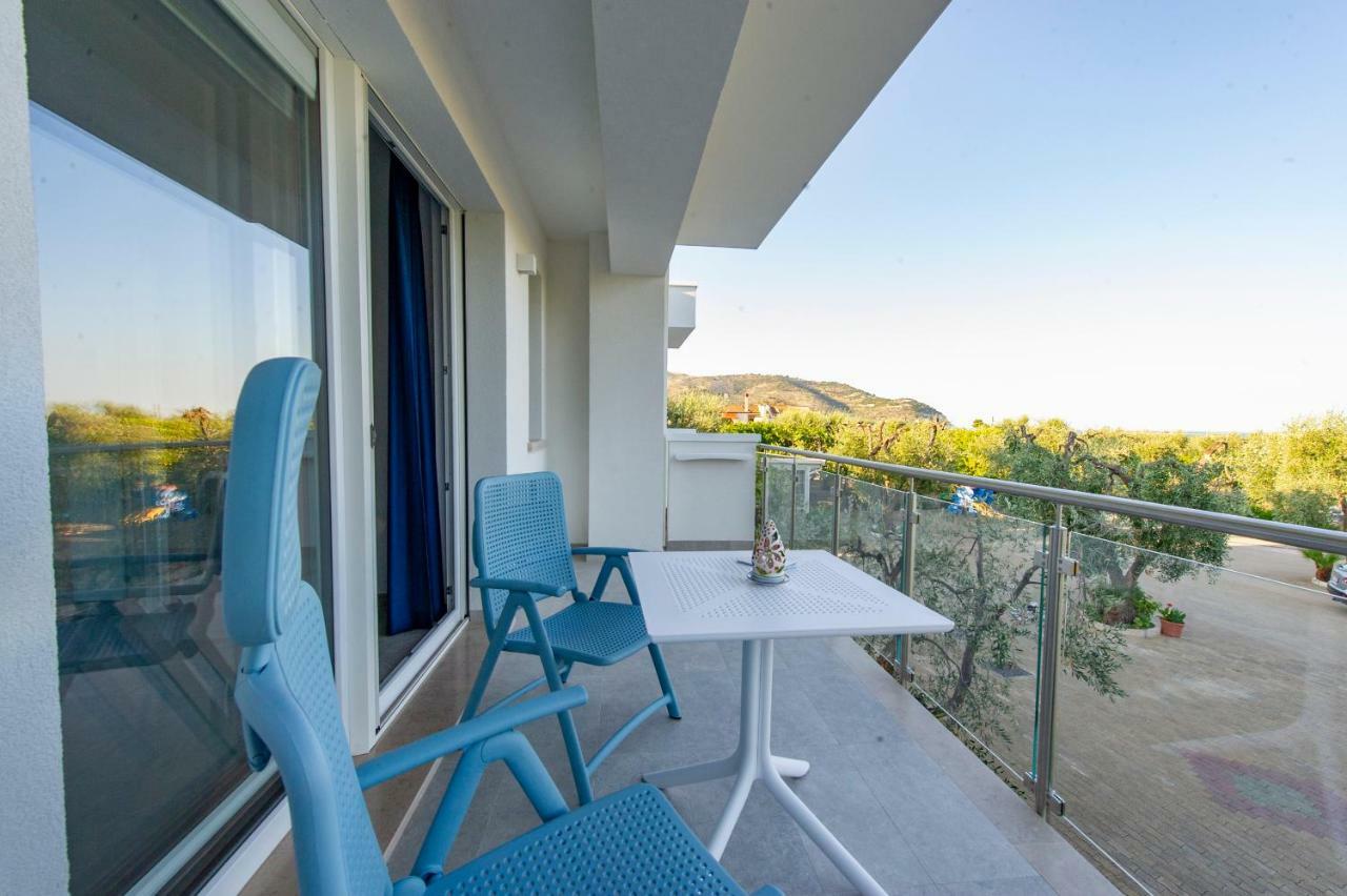 Hotel Residence Torre Del Porto Mattinata Exterior photo